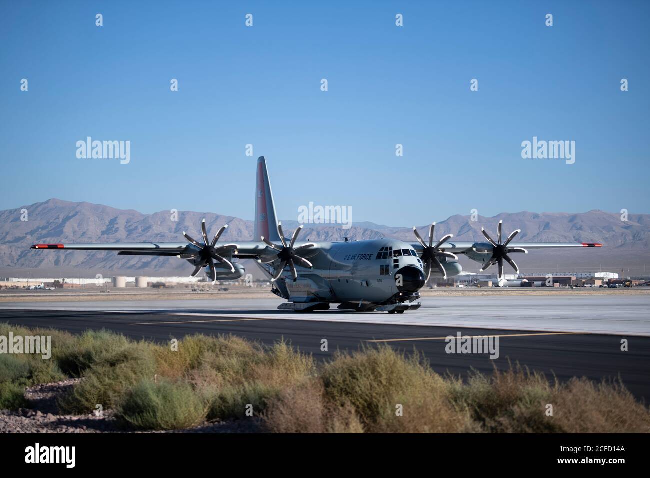 Un Hercules LC-130 dai taxi della 109th Airlift Wing ad una base austera simulata durante l'esercizio Advanced Battle Management System sulla base dell'aeronautica di Nellis, Nev., 3 settembre 2020. L'ABMS è una rete di battaglia interconnessa - l'architettura o la fondazione digitale - che raccoglie, elabora e condivide i dati relativi ai combattenti per prendere decisioni migliori più velocemente nella catena di uccisione. Al fine di raggiungere la superiorità di tutti i domini, richiede che le singole attività militari non siano semplicemente deconflittuali, ma piuttosto integrate – le attività in un ambito devono migliorare l’efficacia di Foto Stock