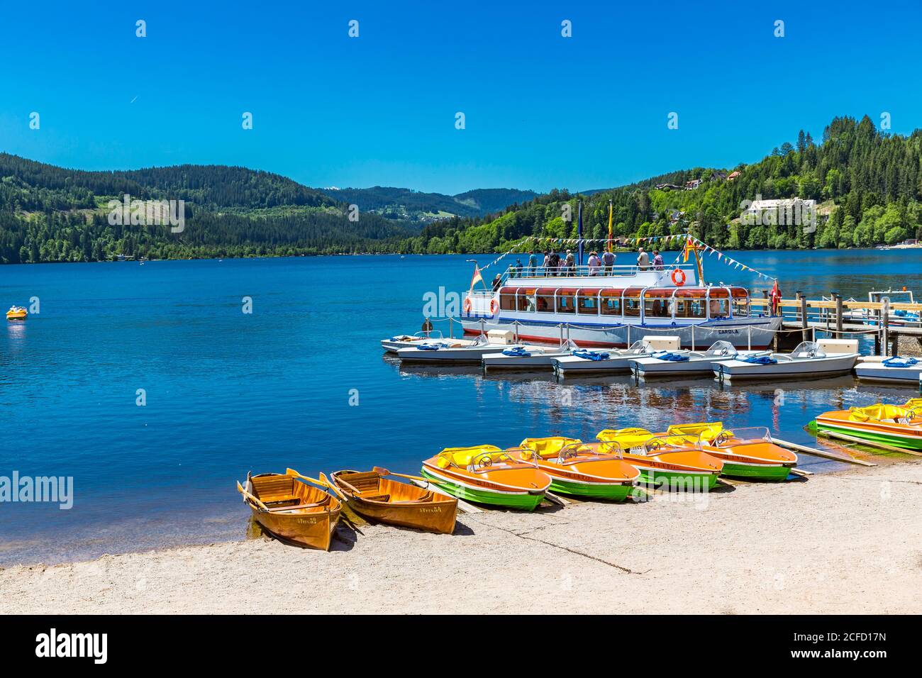 Barche sul lago Titisee, noleggio barche, Titisee-Neustadt, Foresta Nera, Baden-Württemberg, Germania, Europa Foto Stock