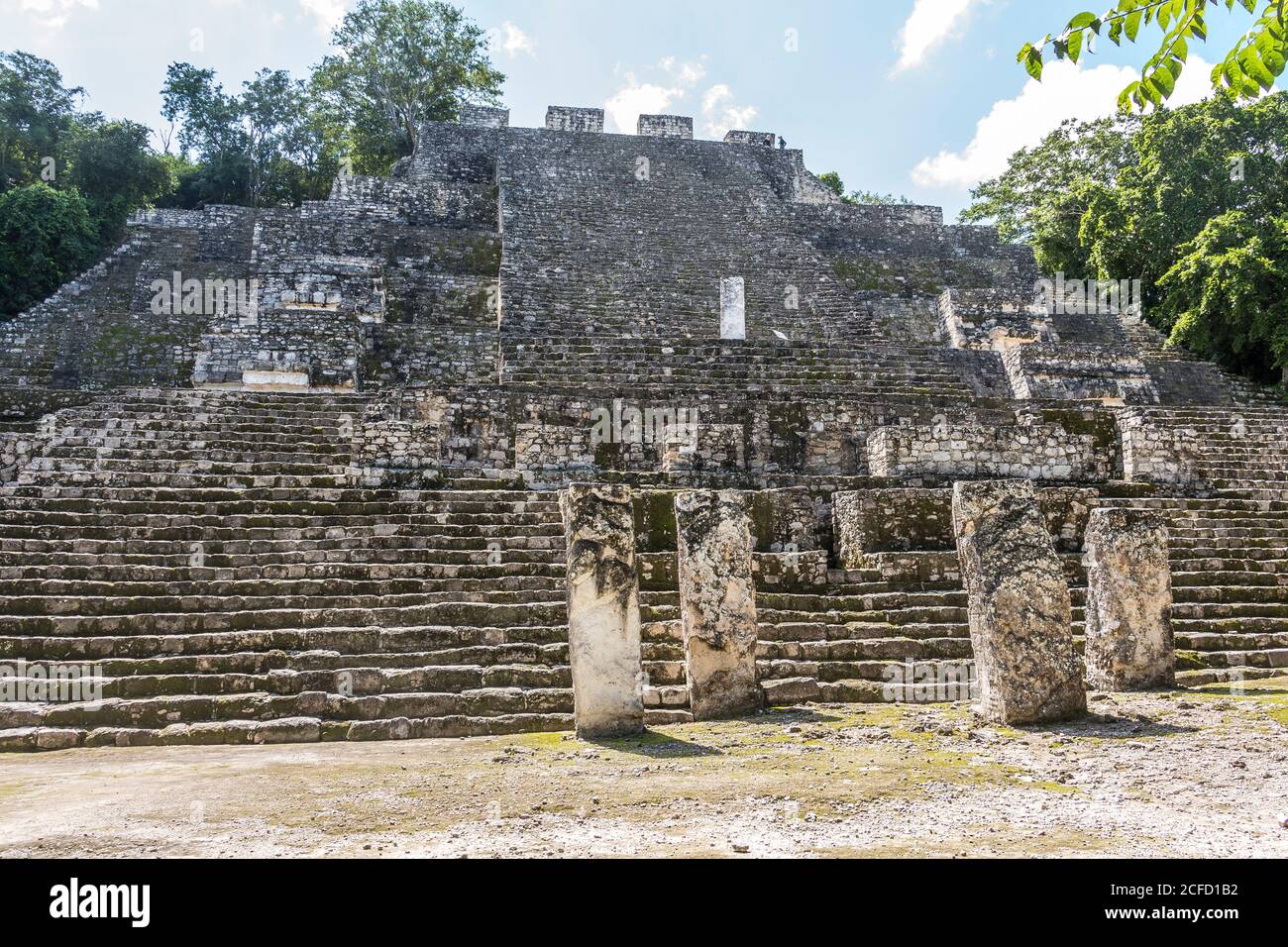 Piramide Maya sui terreni del tempio di Calakmul nella giungla, Penisola di Yucatan, Messico Foto Stock