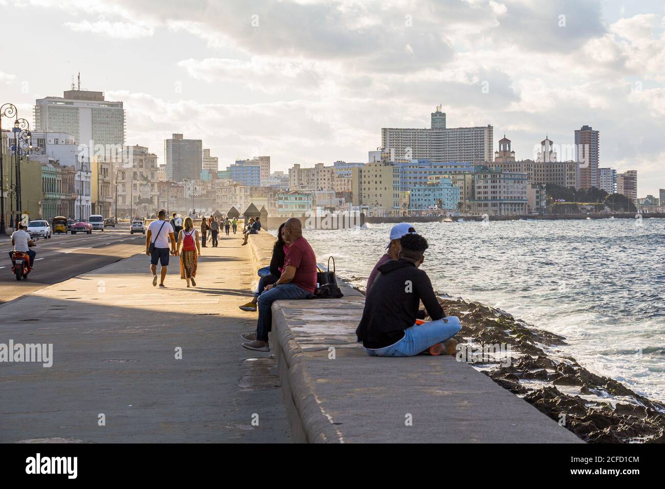 Cubani sul Malecon - lungomare nel pomeriggio. L'Avana Vecchia, Cuba Foto Stock