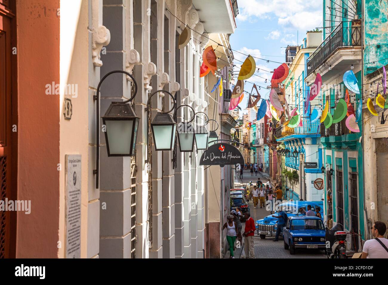 Colorato vicolo cubano con facciate coloniali della casa, l'Avana Vecchia, Cuba Foto Stock