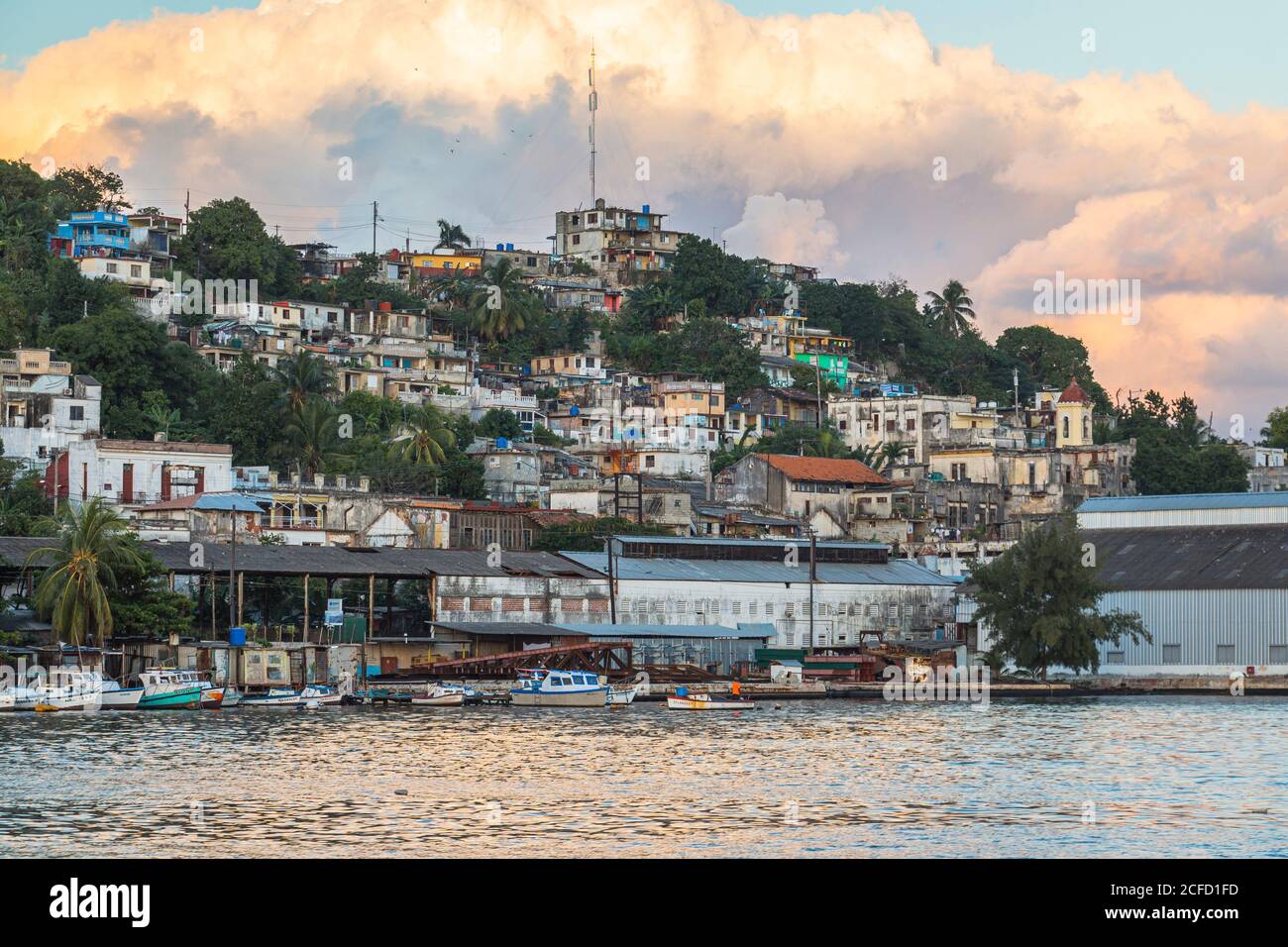 Vista delle case in discesa da una barca nella Baia di l'Avana, l'Avana Vecchia, Cuba Foto Stock