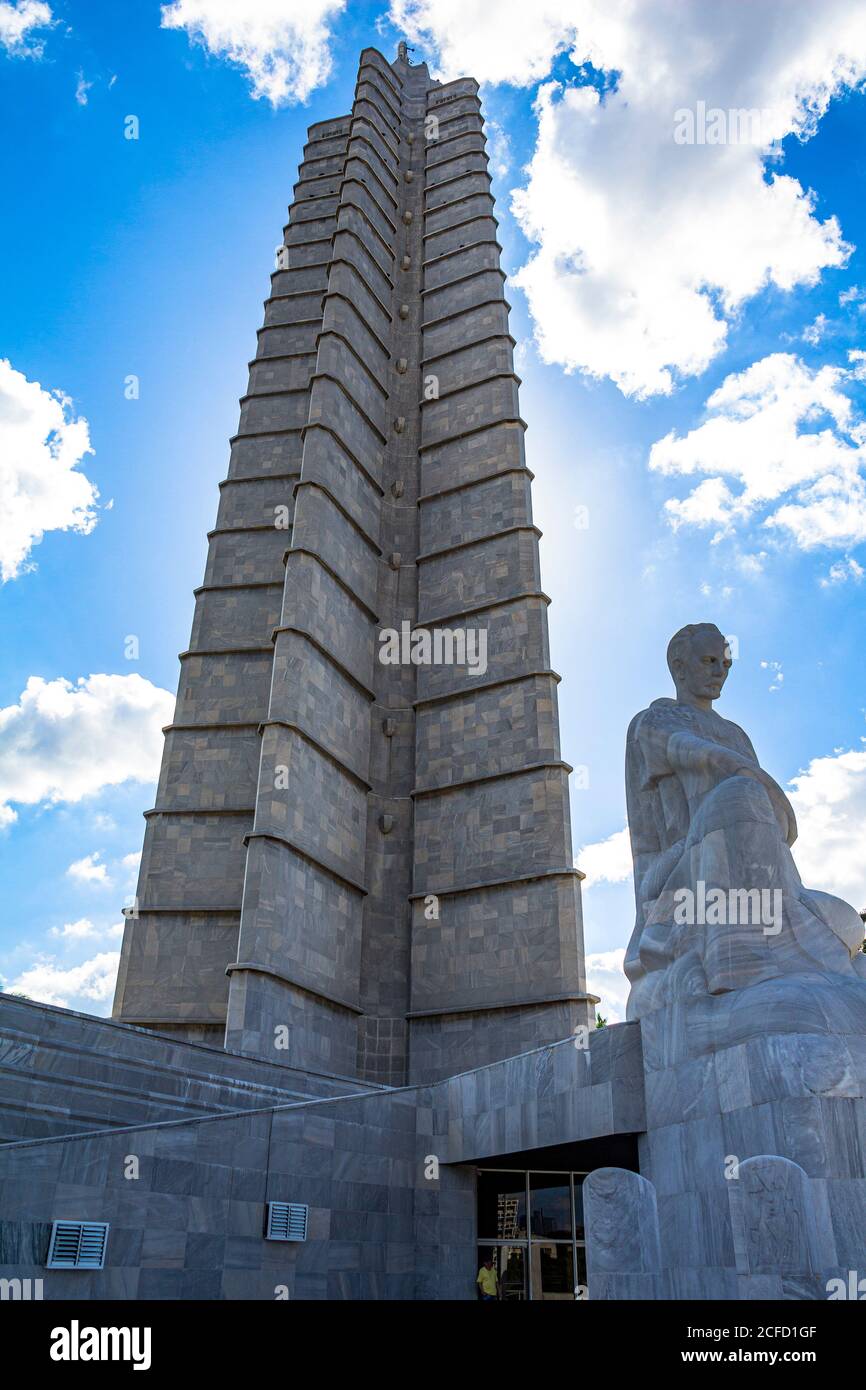 Torre di marmo e statua in onore di José Marti alla 'Plaza de la Revolucion' a l'Avana, Cuba Foto Stock