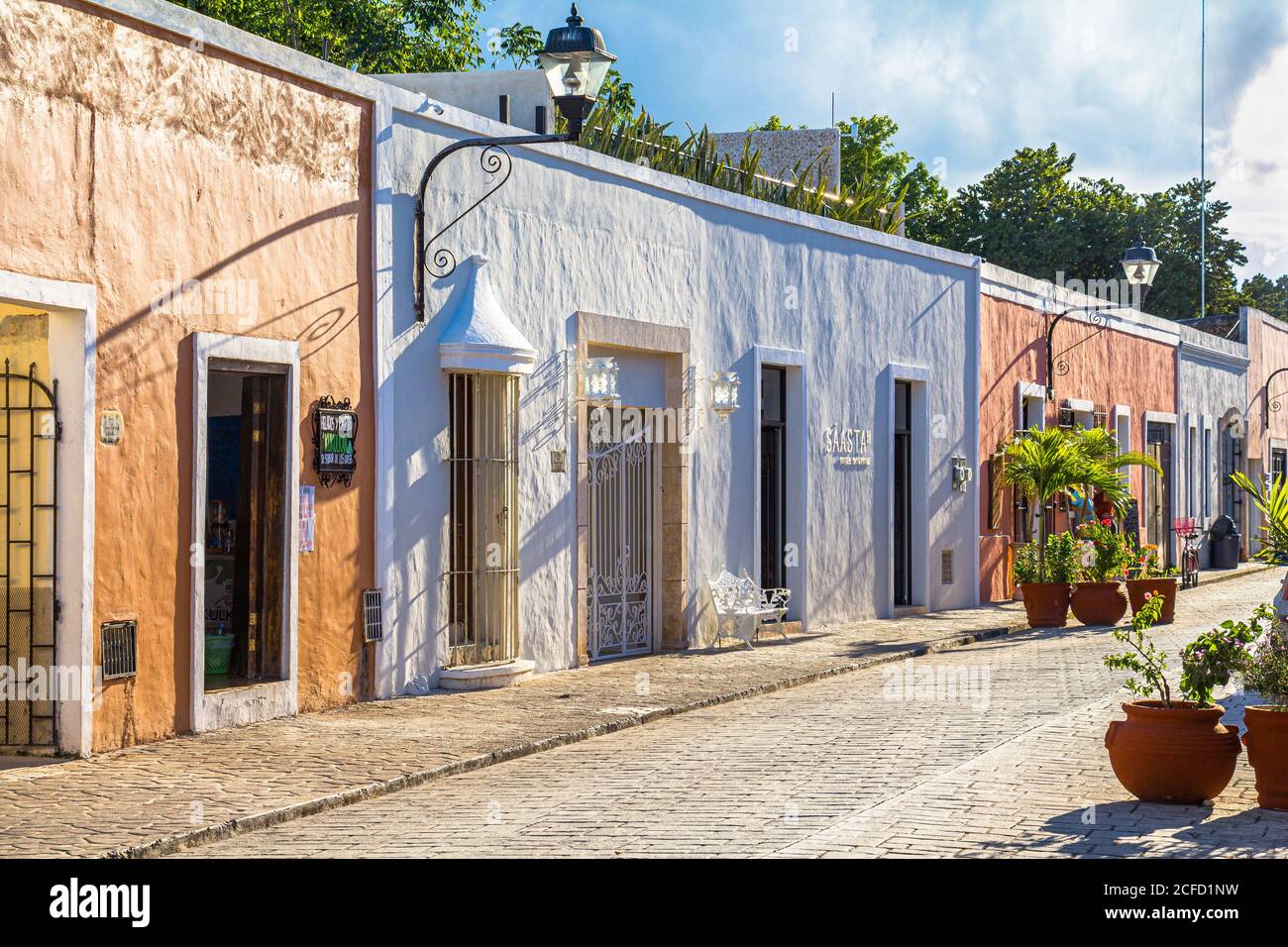 Strada coloniale con barili restaurati di 'Calle de los Frailes', Valladolid, Penisola di Yucatan, Messico Foto Stock