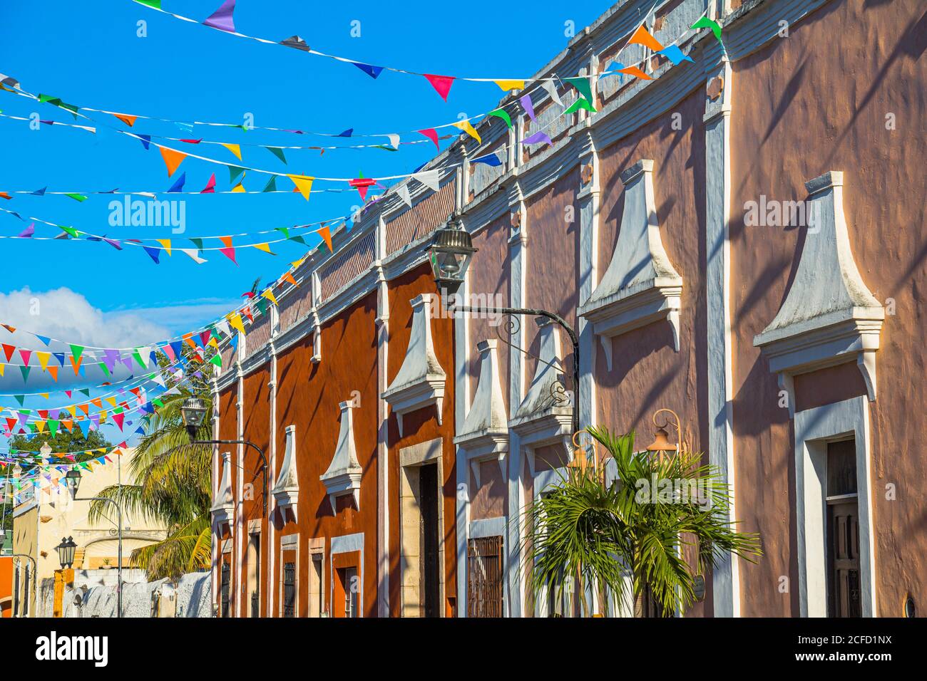 Strada coloniale con barili restaurati di 'Calle de los Frailes', Valladolid, Penisola di Yucatan, Messico Foto Stock