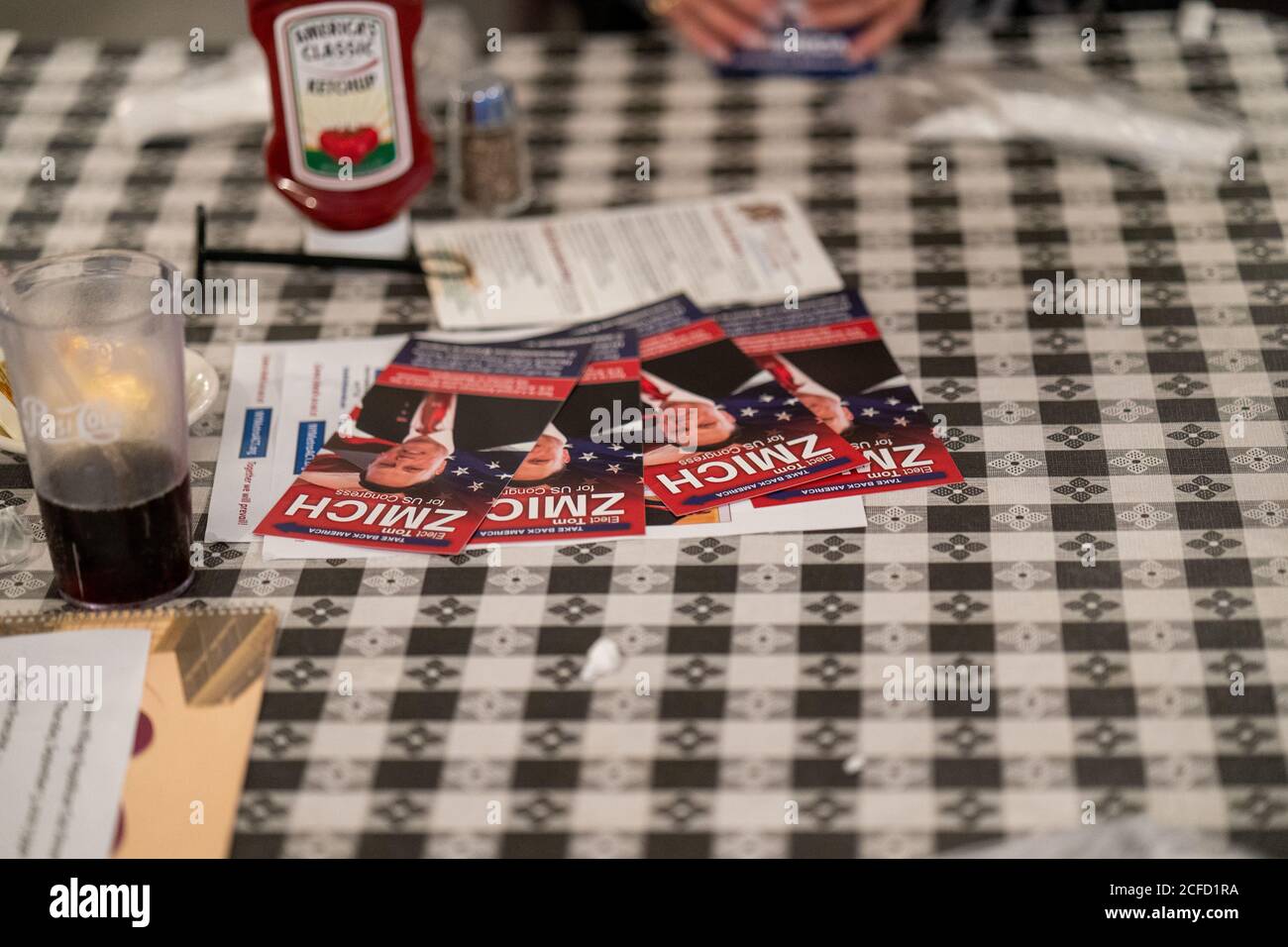 New York, Stati Uniti. 03 settembre 2020. Materiali di stampa visti durante un impegno di Steve Bannon parlare su Zoom con Queens Village Repubblican Club in Triple Crown Diner, Middle Village, Queens. Credit: SOPA Images Limited/Alamy Live News Foto Stock