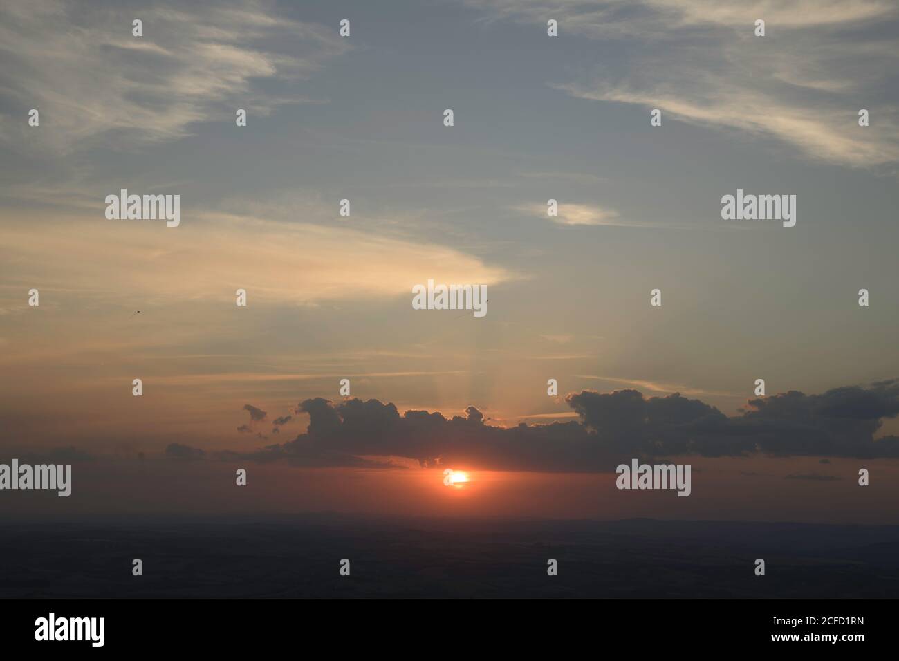 Cielo nuvoloso al tramonto sulle montagne in Brasile Foto Stock