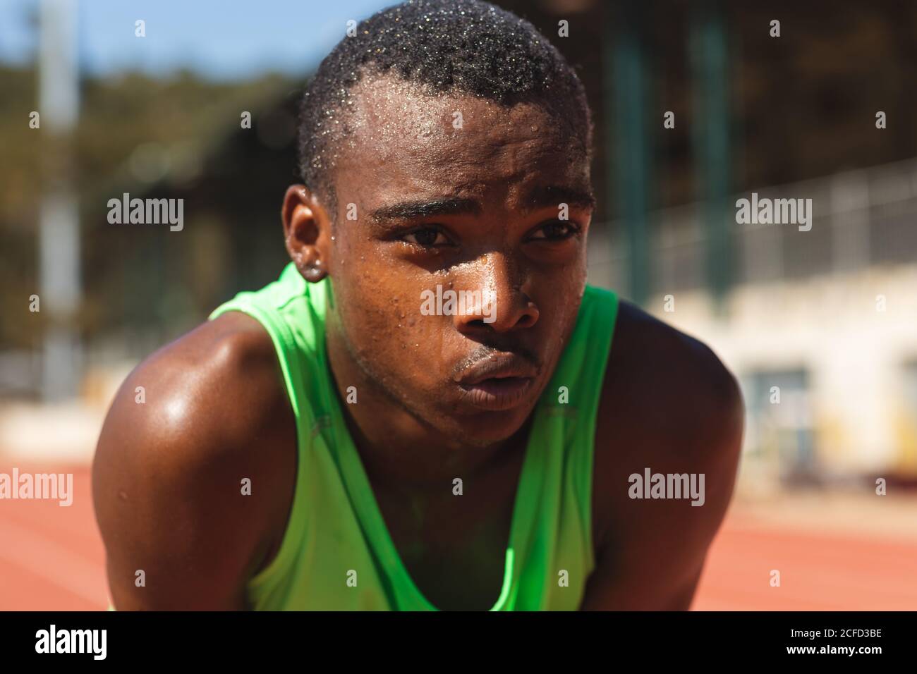 Atleta maschile che prende una pausa dalla corsa Foto Stock