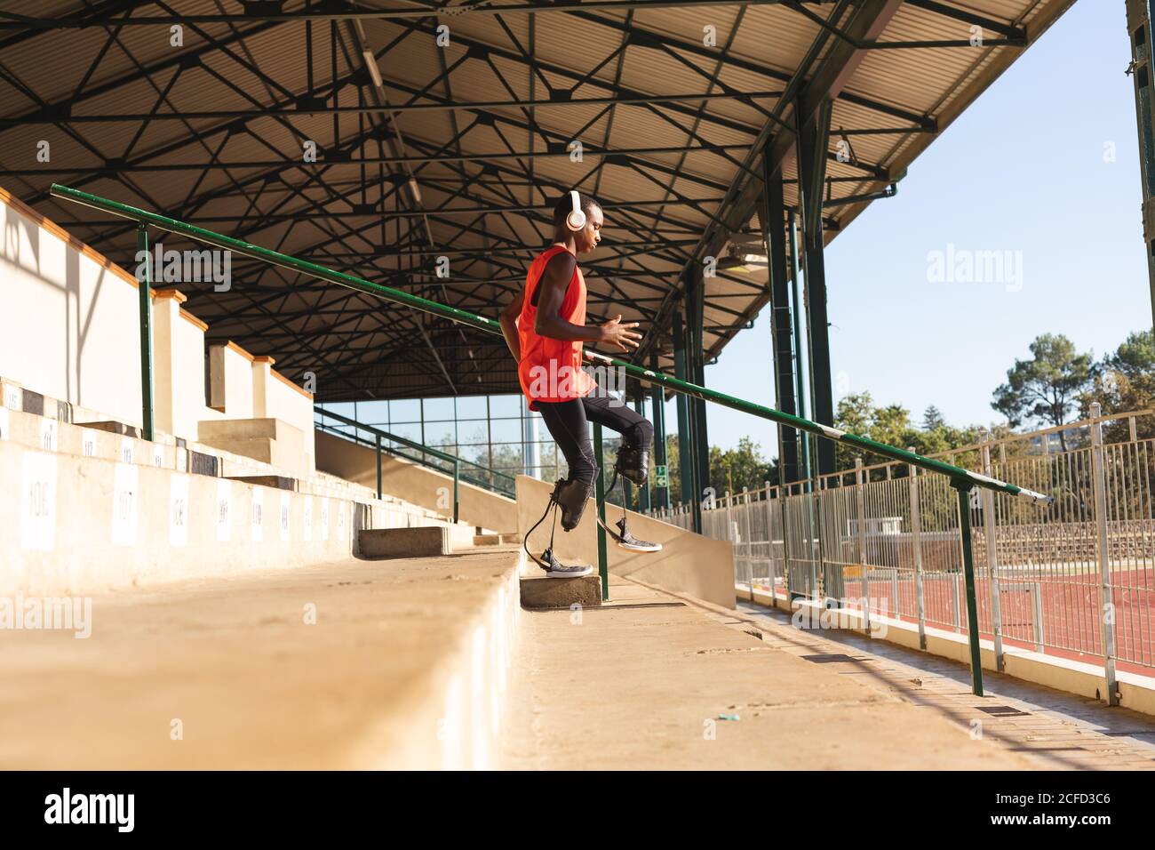 Atleta maschile con gamba protesica che scende lungo le scale Foto Stock