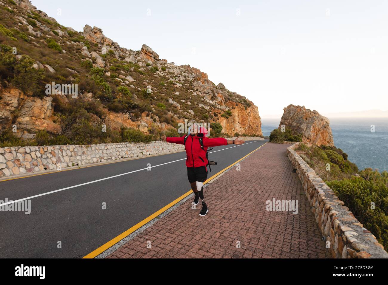 Atleta maschile con gamba protesica Foto Stock