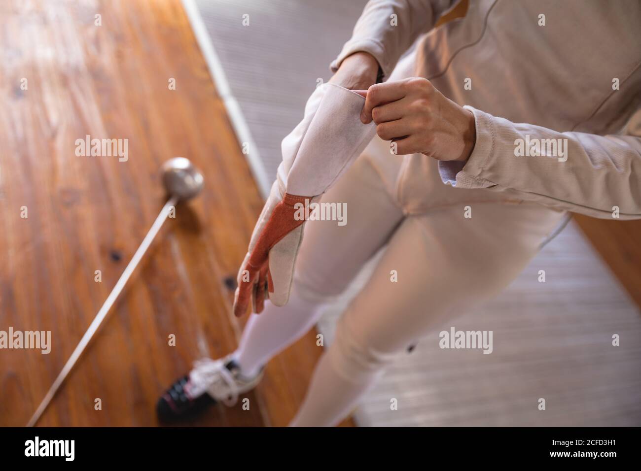 Donna che indossa il vestito di scherma Foto Stock