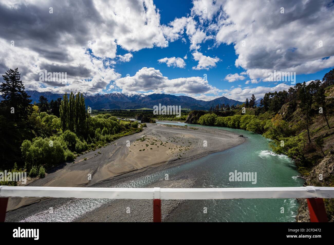 Vista sul ponte dall'autostrada 7, sulle montagne della foresta di Hanmer e sul fiume Waiau Foto Stock