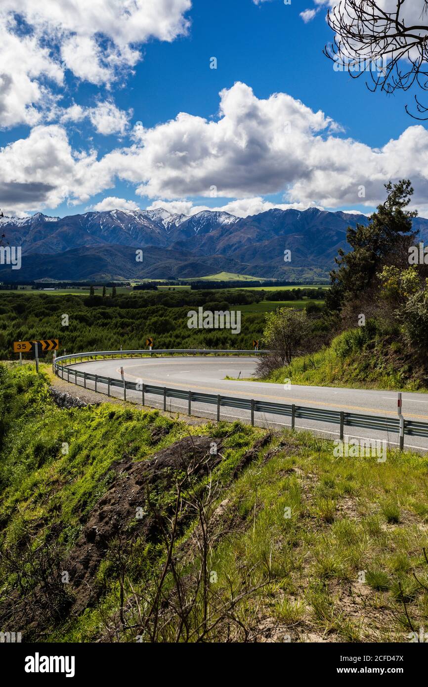 Vista dall'autostrada 7a alle montagne, Hanmer Springs Road Foto Stock