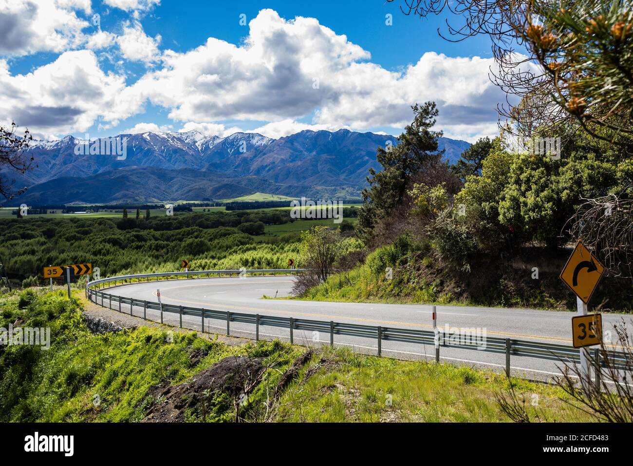 Vista dall'autostrada 7a alle montagne, Hanmer Springs Road Foto Stock