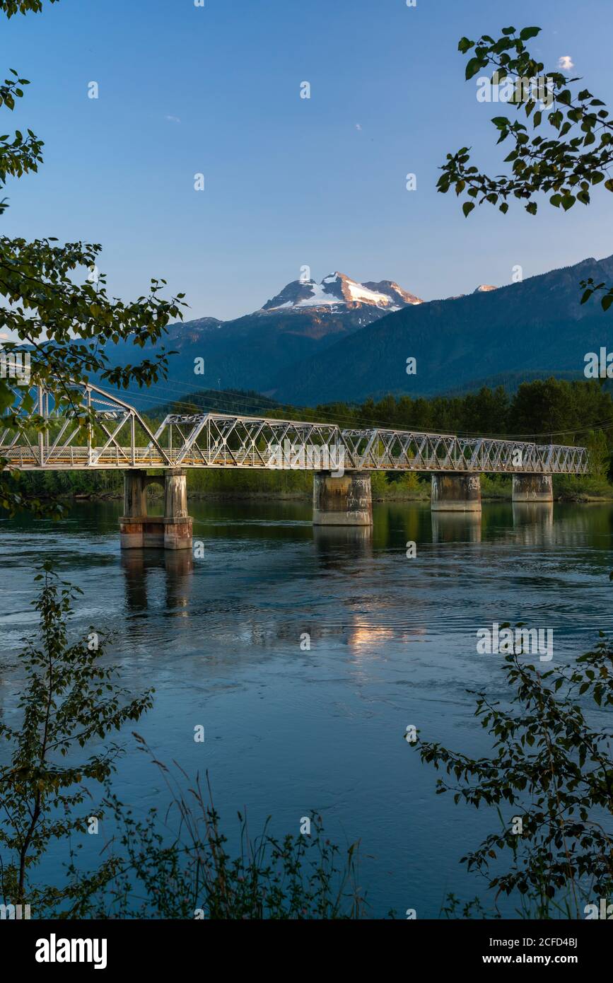 Il fiume Columbia e il monte Begbie vicino a Revelstoke, British Columbia, Canada. Foto Stock