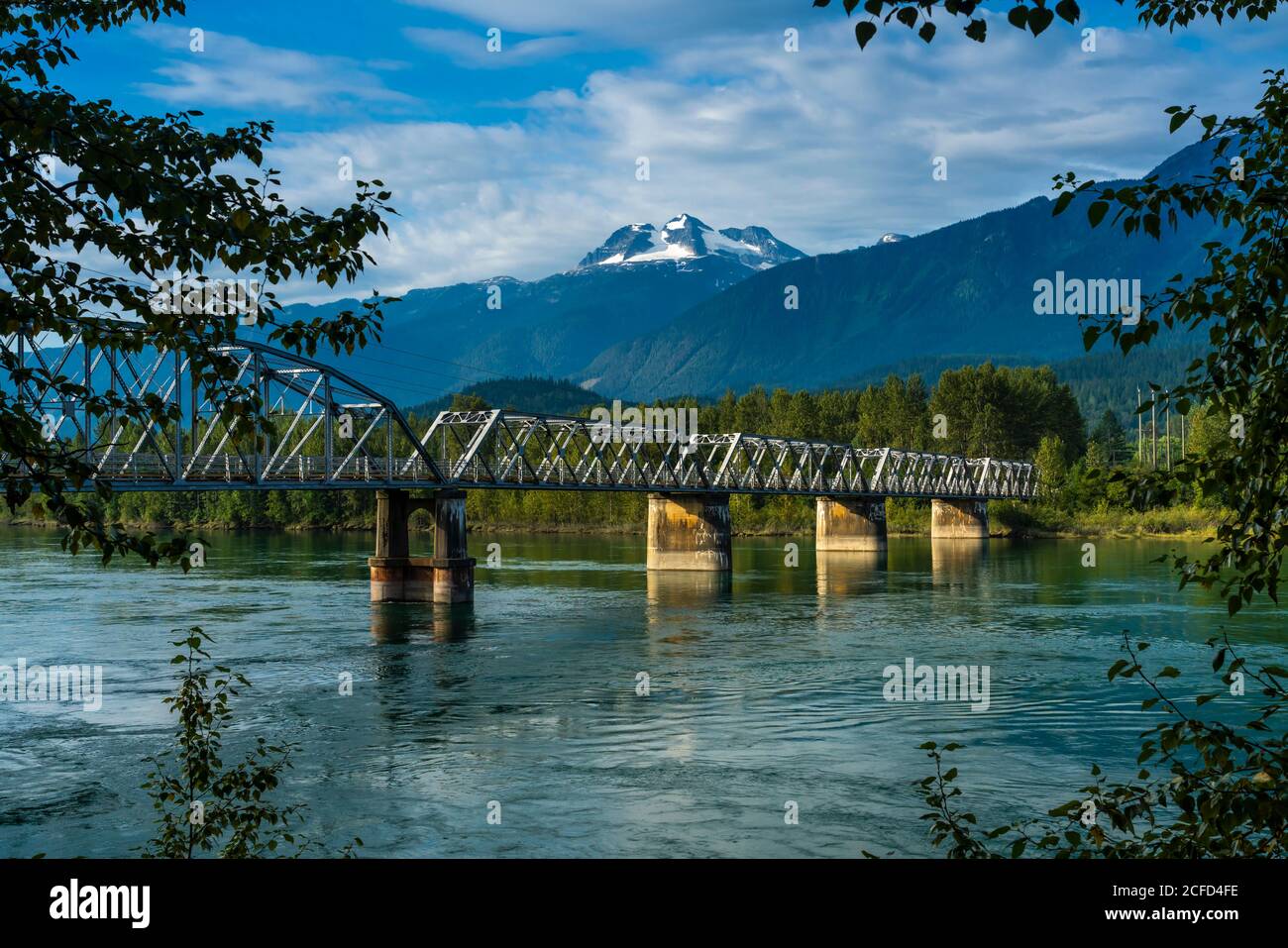 Il fiume Columbia e il monte Begbie vicino a Revelstoke, British Columbia, Canada. Foto Stock