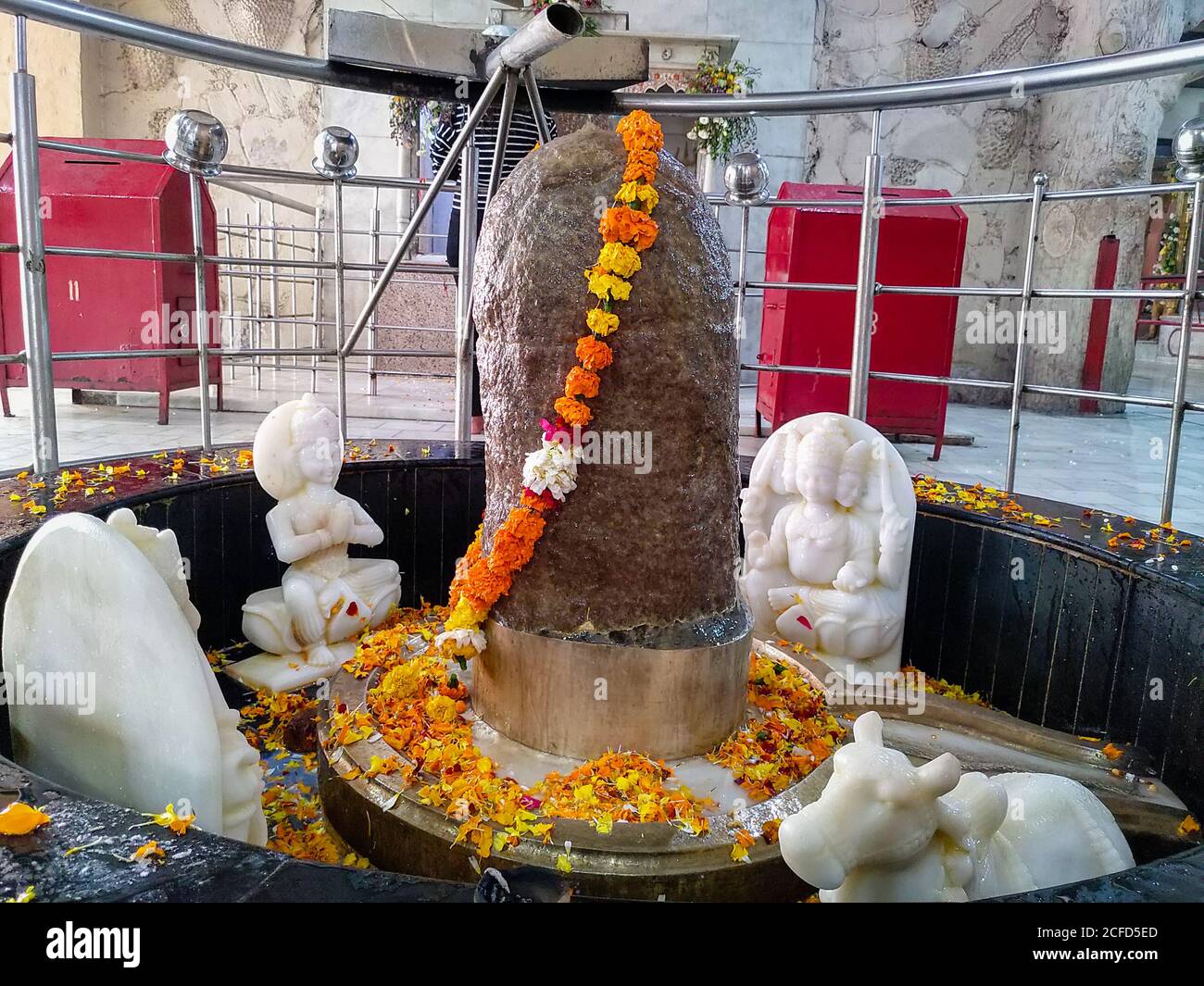 Un primo piano di shiva linga. In un tempio a Nuova Delhi. Chiamato anche il Lingam. Foto Stock
