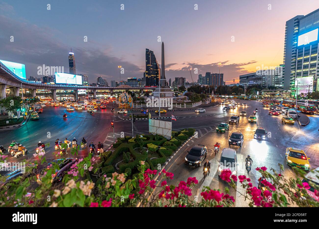 Traffico di punta al 'Victory Monument' in serata con vista dalla piattaforma BTS / Skytrain, Bangkok, Thailandia Foto Stock