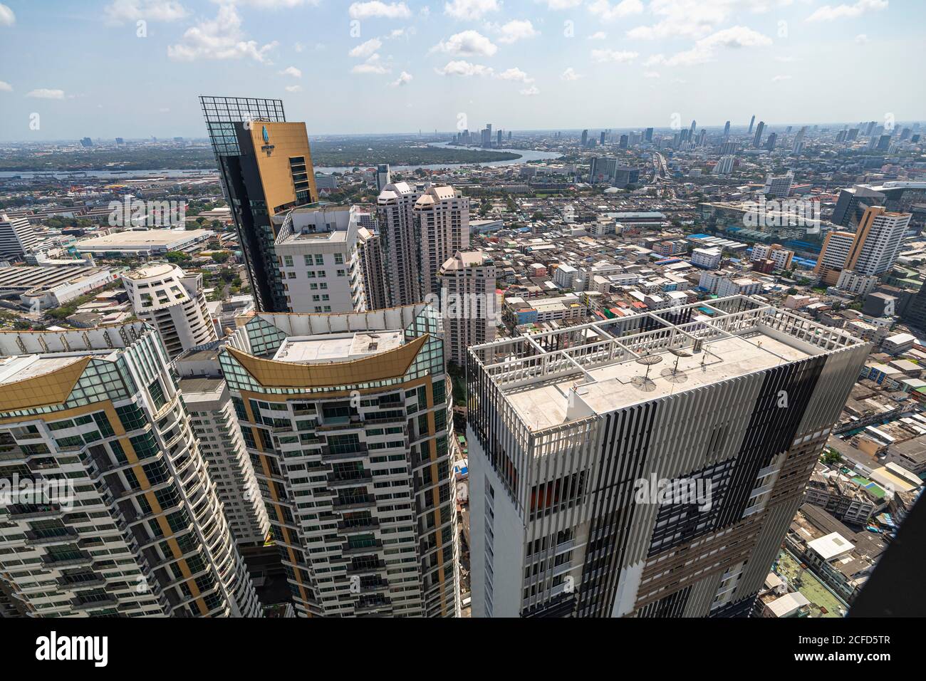 Vista sullo skyline dal 50° piano in Lower Sukhumvit, Bangkok, Thailandia Foto Stock