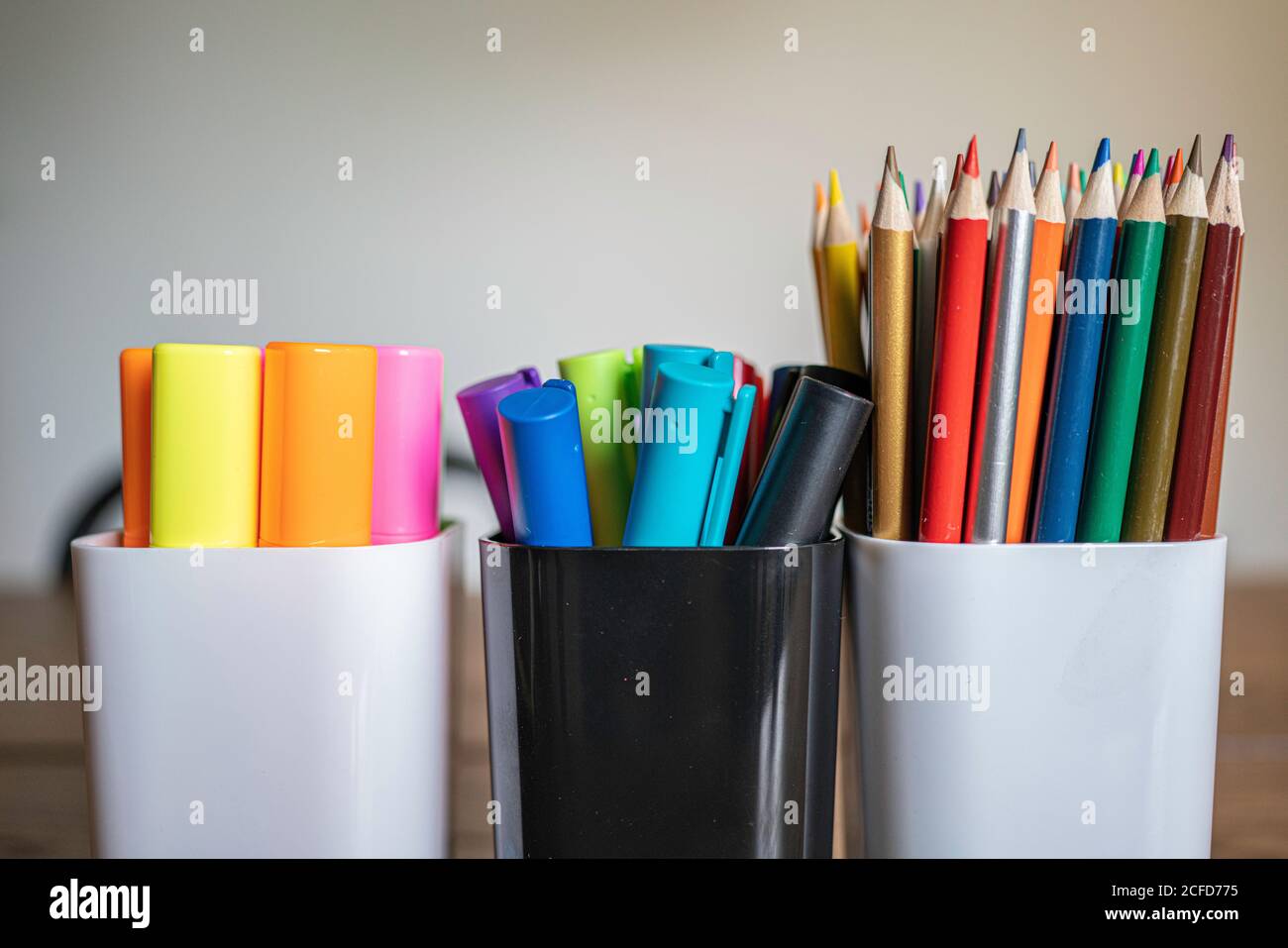 Raccolta di matite colorate, penne e evidenziatori nei porta-penne Foto  stock - Alamy