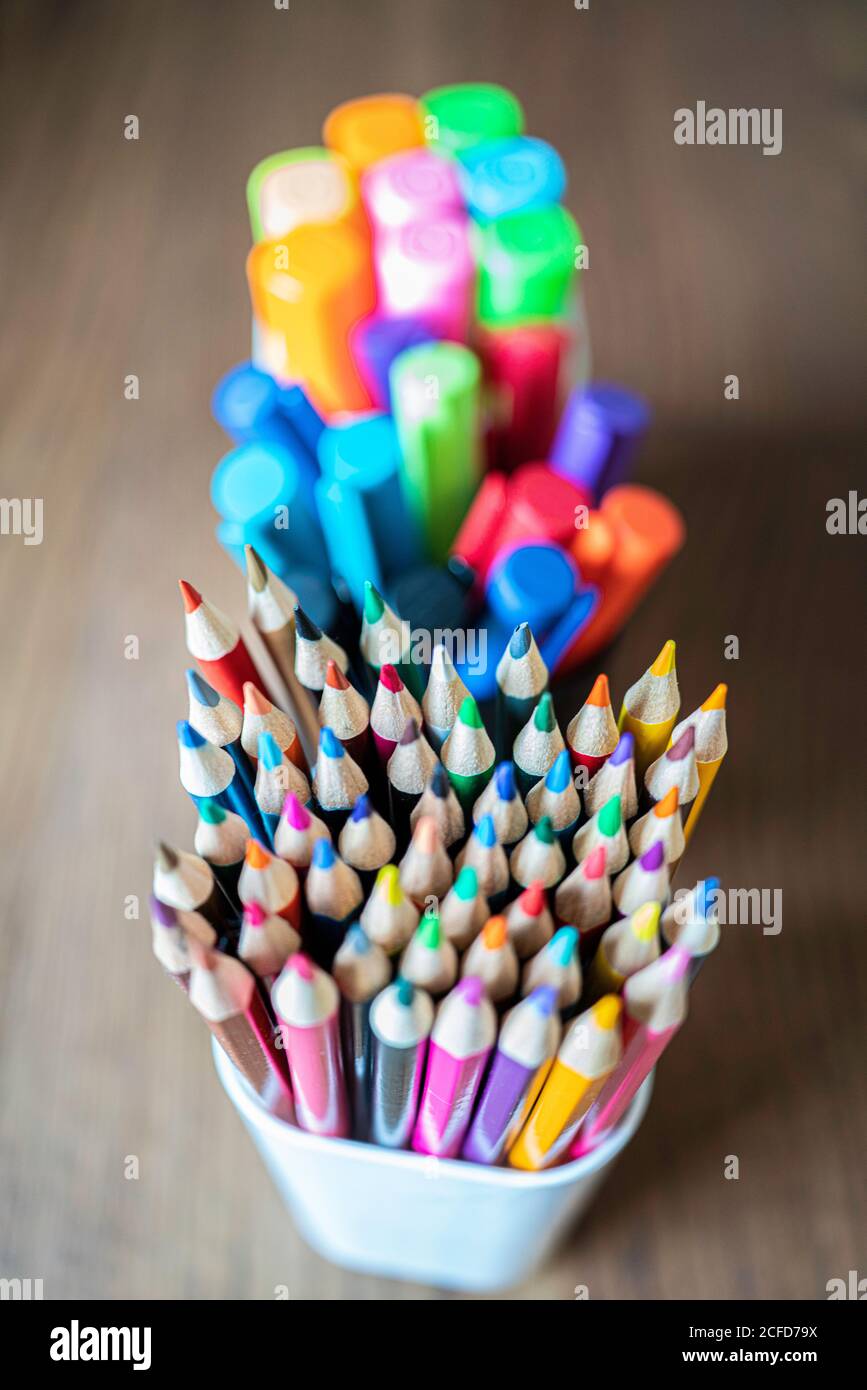 Raccolta di matite colorate, penne e evidenziatori nei porta-penne
