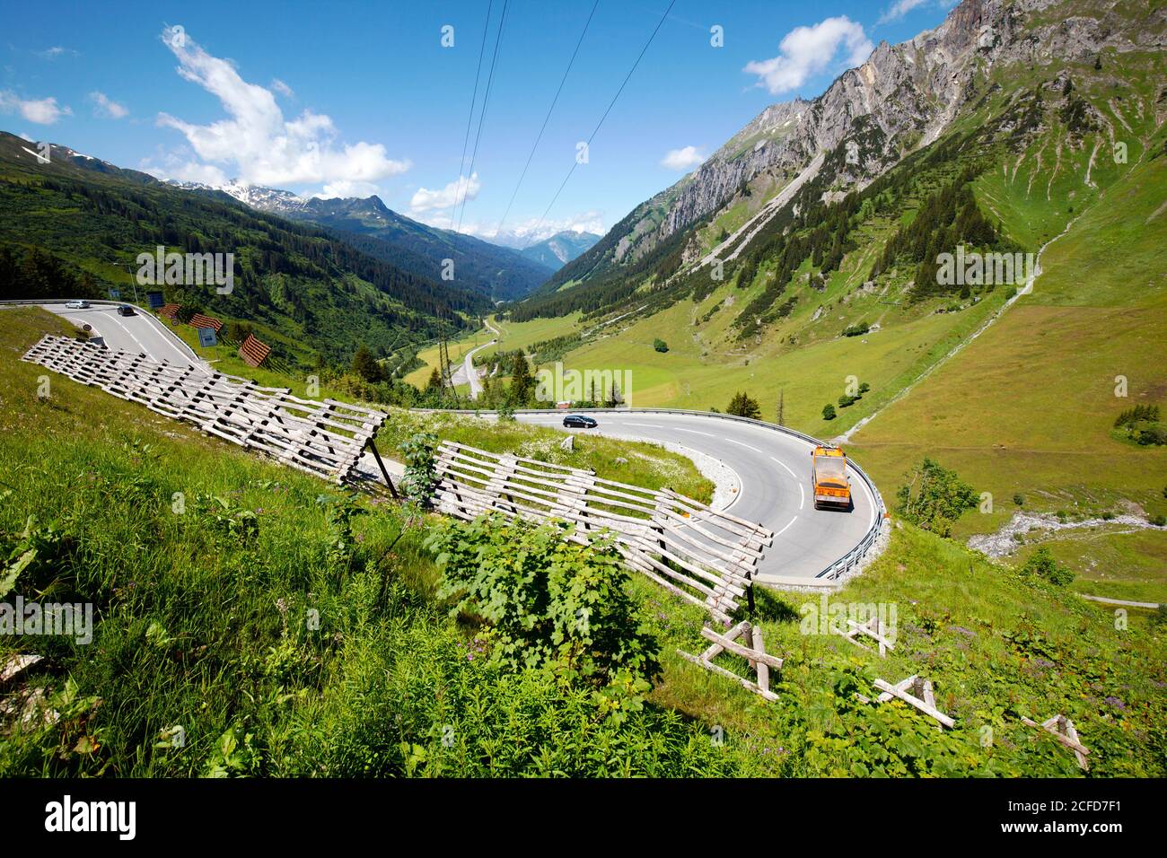 Barriere valanghe sulla rampa ovest di Arlbergpassstrasse Foto Stock