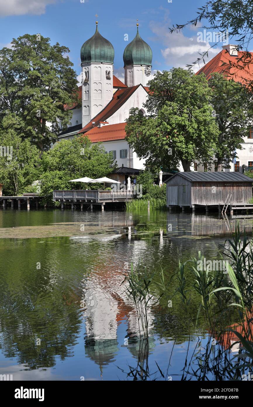 Complesso monastico su un'isola in un lago, Ristorante Terrasse am Wasser, Monastero di Seeon, Chiemgau, alta Baviera, Baviera, Germania Foto Stock