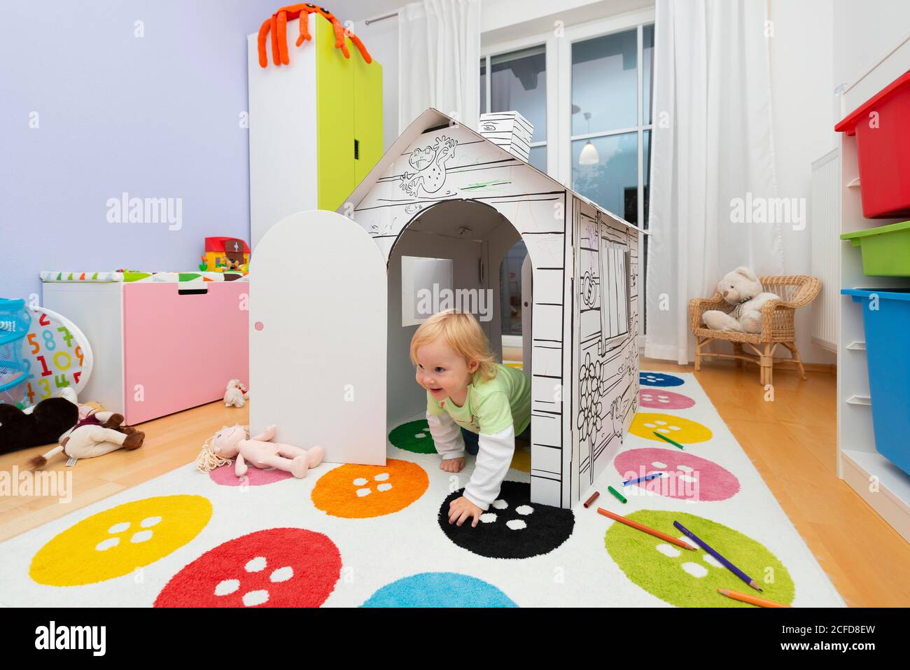 Bambina, ragazza, che gioca nella stanza dei bambini, Baviera, Germania Foto Stock