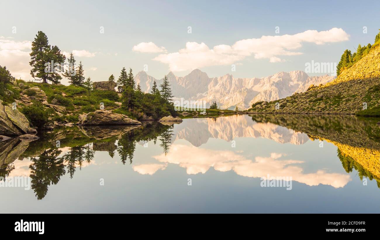 L'Hoher Dachstein si riflette nel lago di specchi alla luce del giorno, Reiteralm, Stiria, Austria Foto Stock
