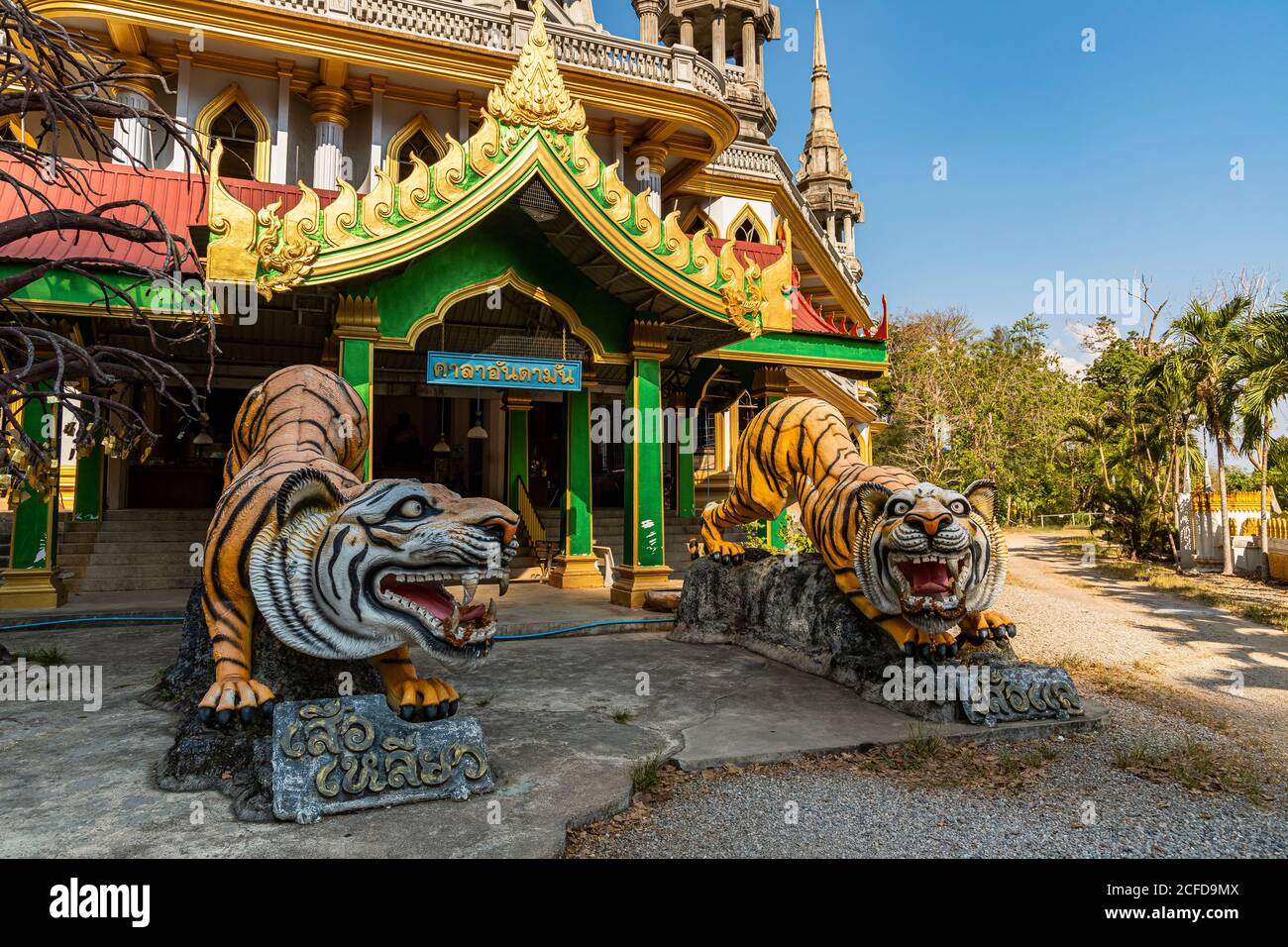 Le figure della tigre all'ingresso del Tempio della Grotta della Tigre (Wat Tham Sha, Krabi Town, Krabi Region, Thailandia Foto Stock