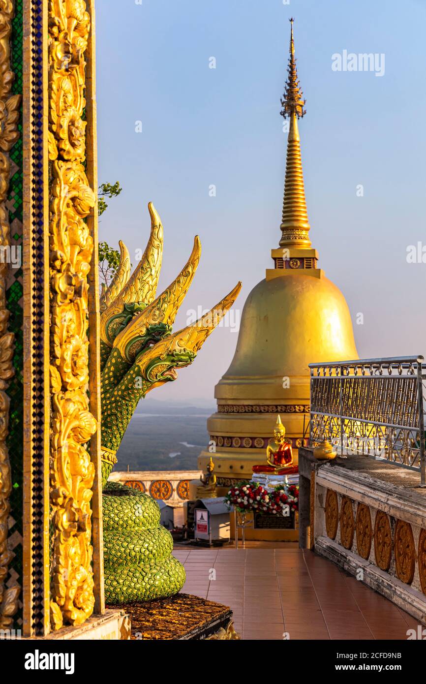Altopiano della montagna Grotta della Tigre nella luce della sera, Tempio della Grotta della Tigre, Città di Krabi, Thailandia Foto Stock