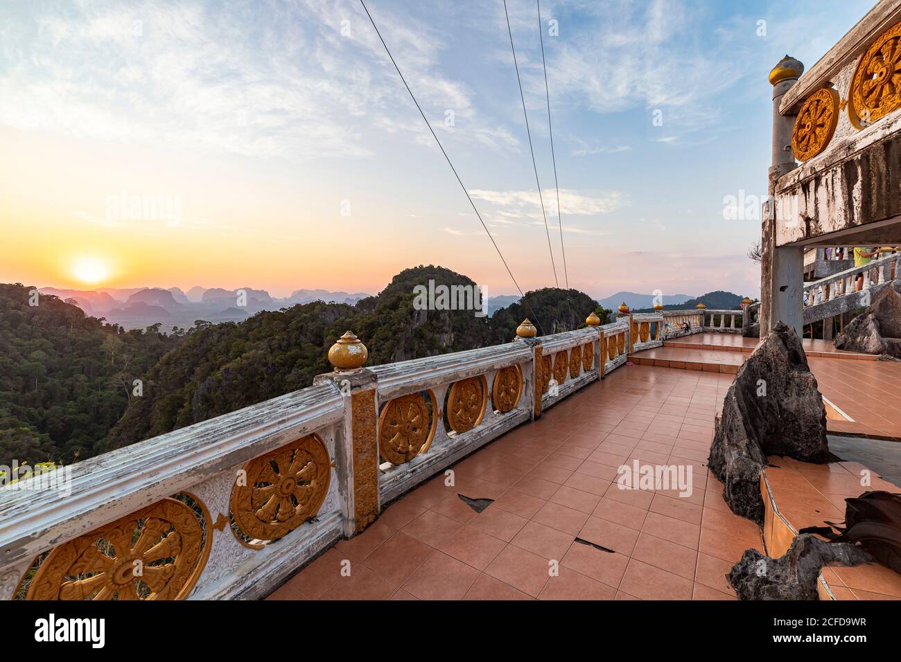 Altopiano della montagna Grotta della Tigre al tramonto, Tempio della Grotta della Tigre, Città di Krabi, Thailandia Foto Stock