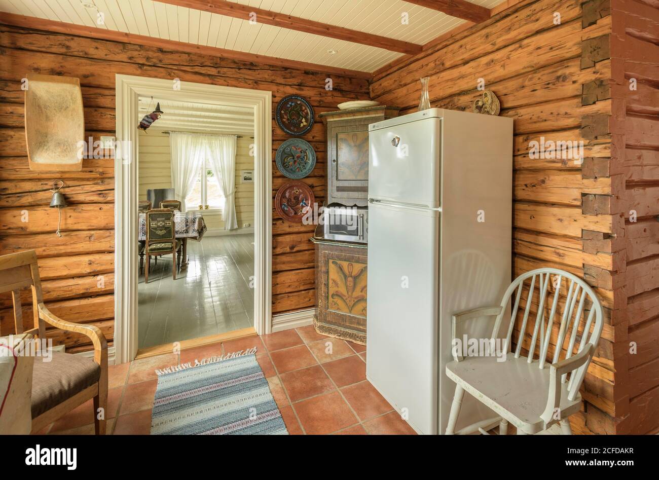 Vista interna soggiorno tradizionale norvegese casa in legno, Nordland, Norvegia Foto Stock