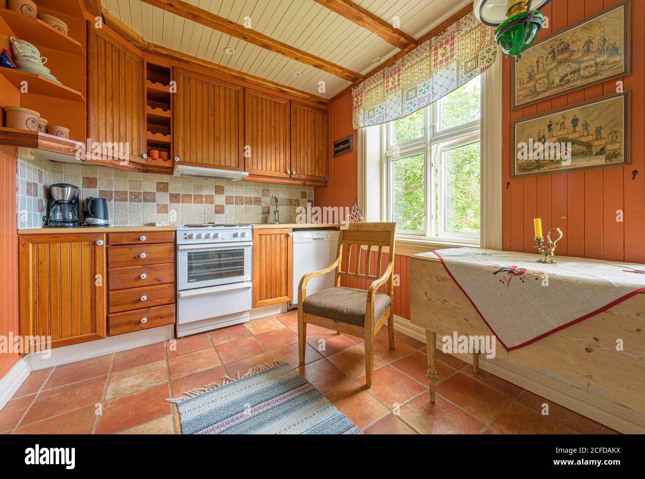 Vista interna soggiorno cucina tradizionale norvegese casa in legno, Nordland, Norvegia Foto Stock