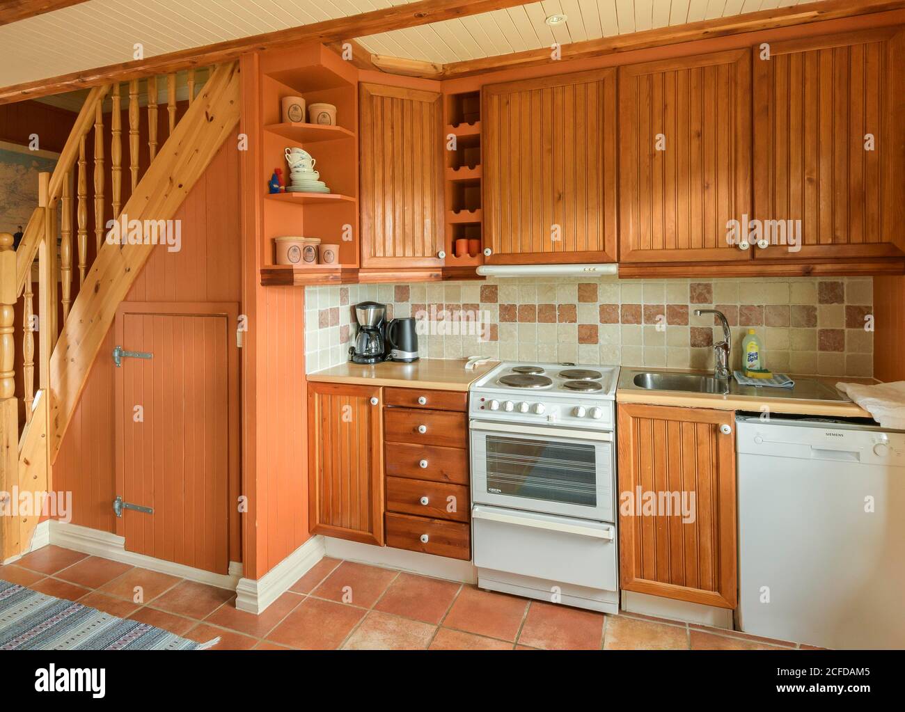 Vista interna soggiorno cucina tradizionale norvegese casa in legno, Nordland, Norvegia Foto Stock