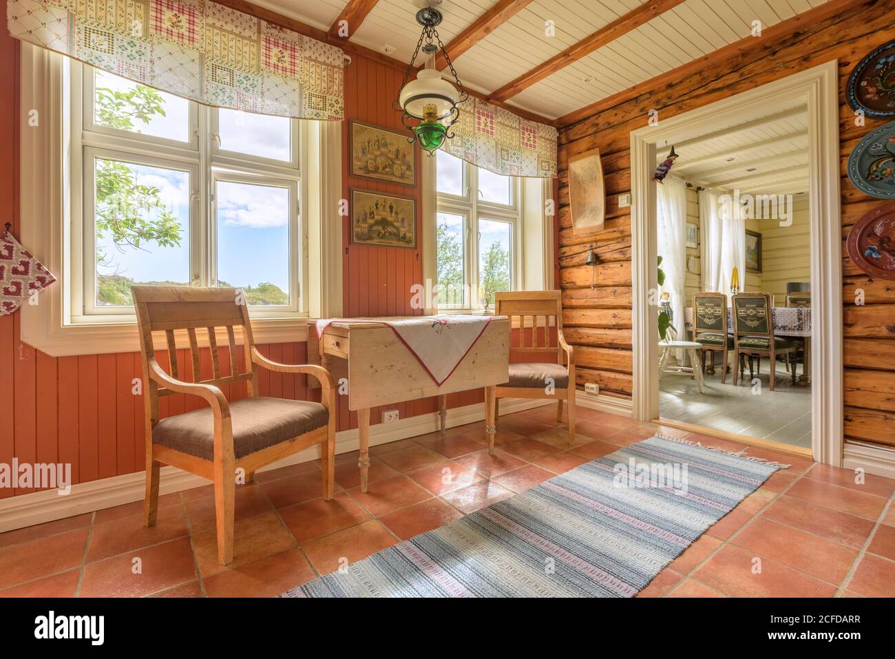Vista interna soggiorno tradizionale norvegese casa in legno, Nordland, Norvegia Foto Stock