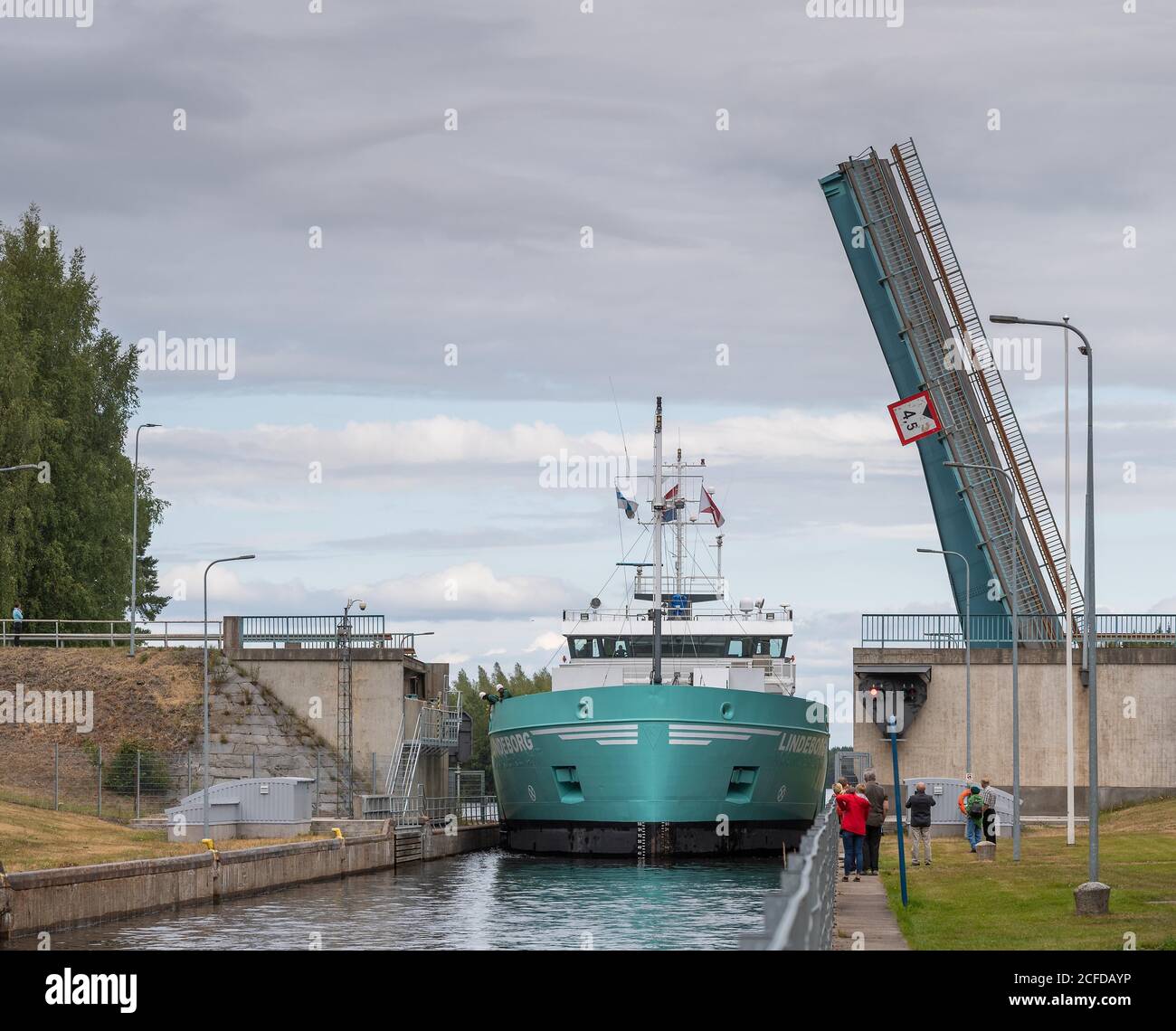 Nave nel canale Taiple, collegamento tra i laghi Unnukka e Haukivesi, Varkaus, Finlandia Foto Stock