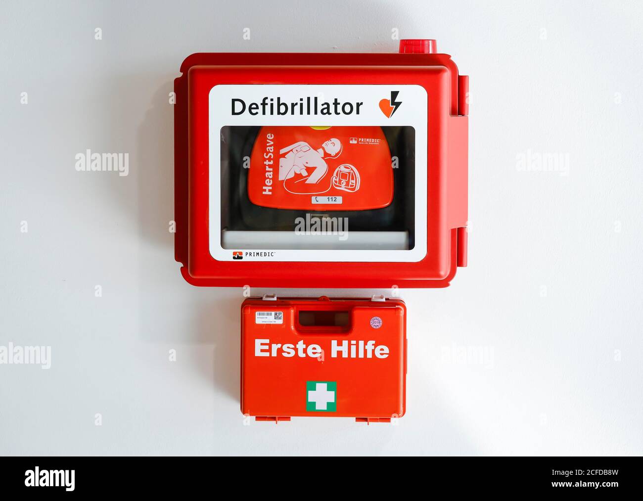 Defibrillatore e kit di pronto soccorso appesi a una parete nello spazio pubblico dell'aeroporto di Duesseldorf, Nord Reno-Westfalia, Germania Foto Stock