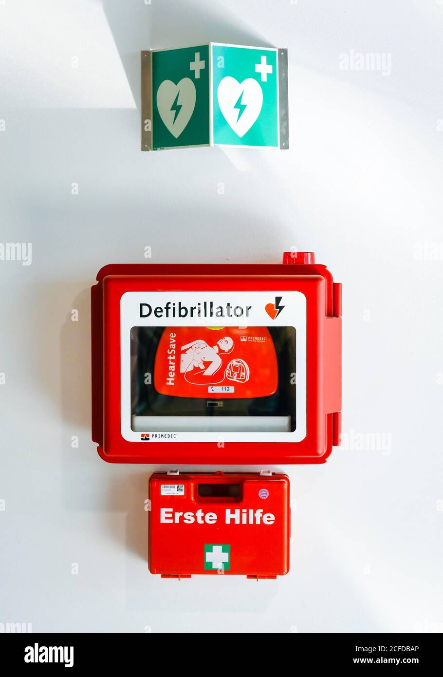Defibrillatore e kit di pronto soccorso appesi a una parete nello spazio pubblico dell'aeroporto di Duesseldorf, Nord Reno-Westfalia, Germania Foto Stock