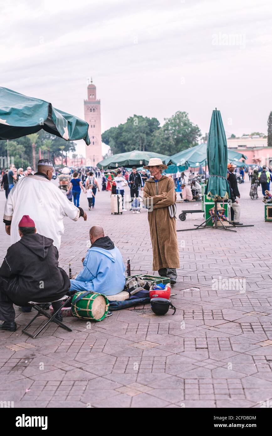 Marrakech, Marocco - Ottobre, 22, 2018: Esotici ragazzi di Barrow che parlano mentre si tratta alla piazza della città Foto Stock