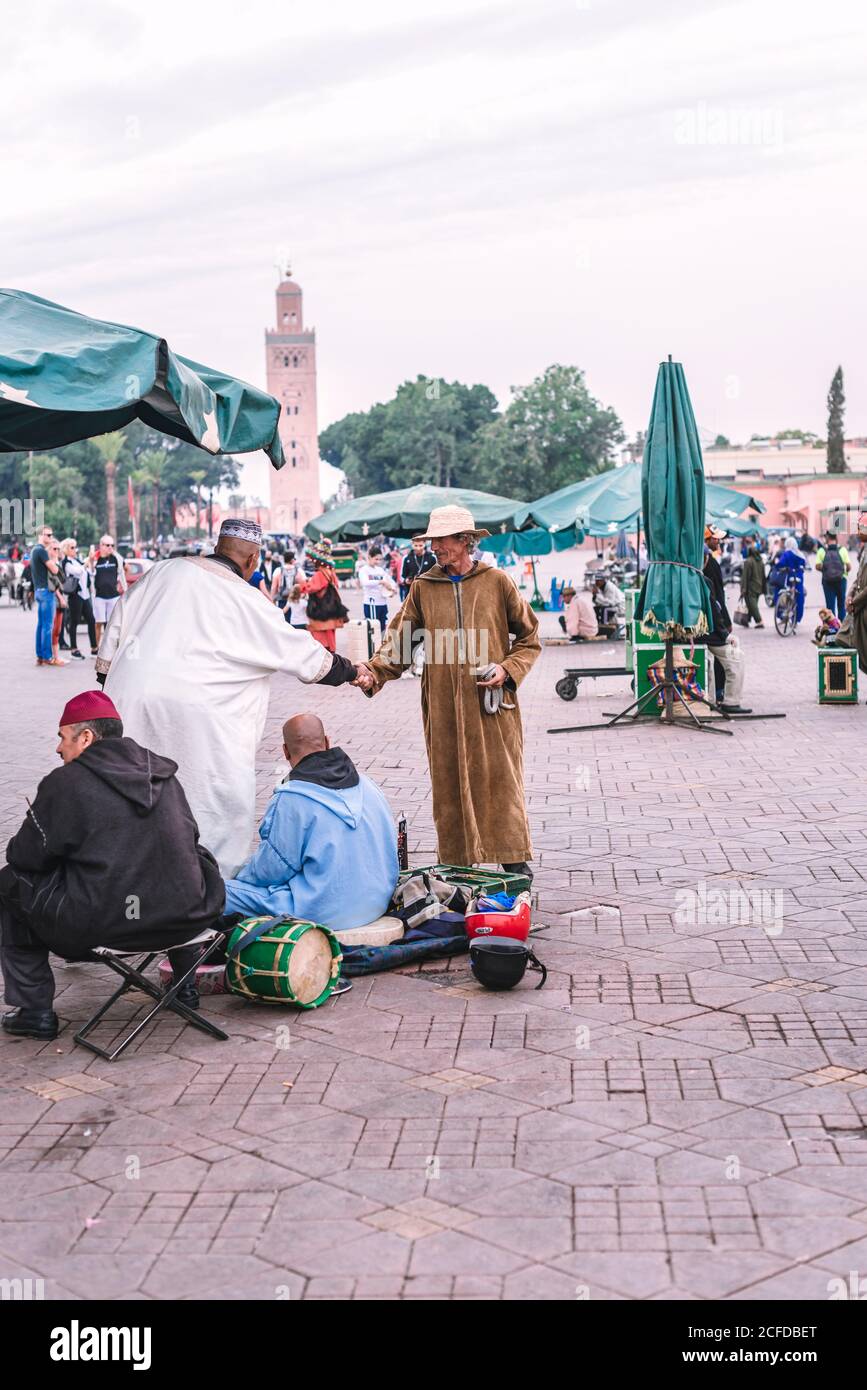 Marrakech, Marocco - Ottobre, 22, 2018: Esotici ragazzi di Barrow che parlano mentre si tratta alla piazza della città Foto Stock