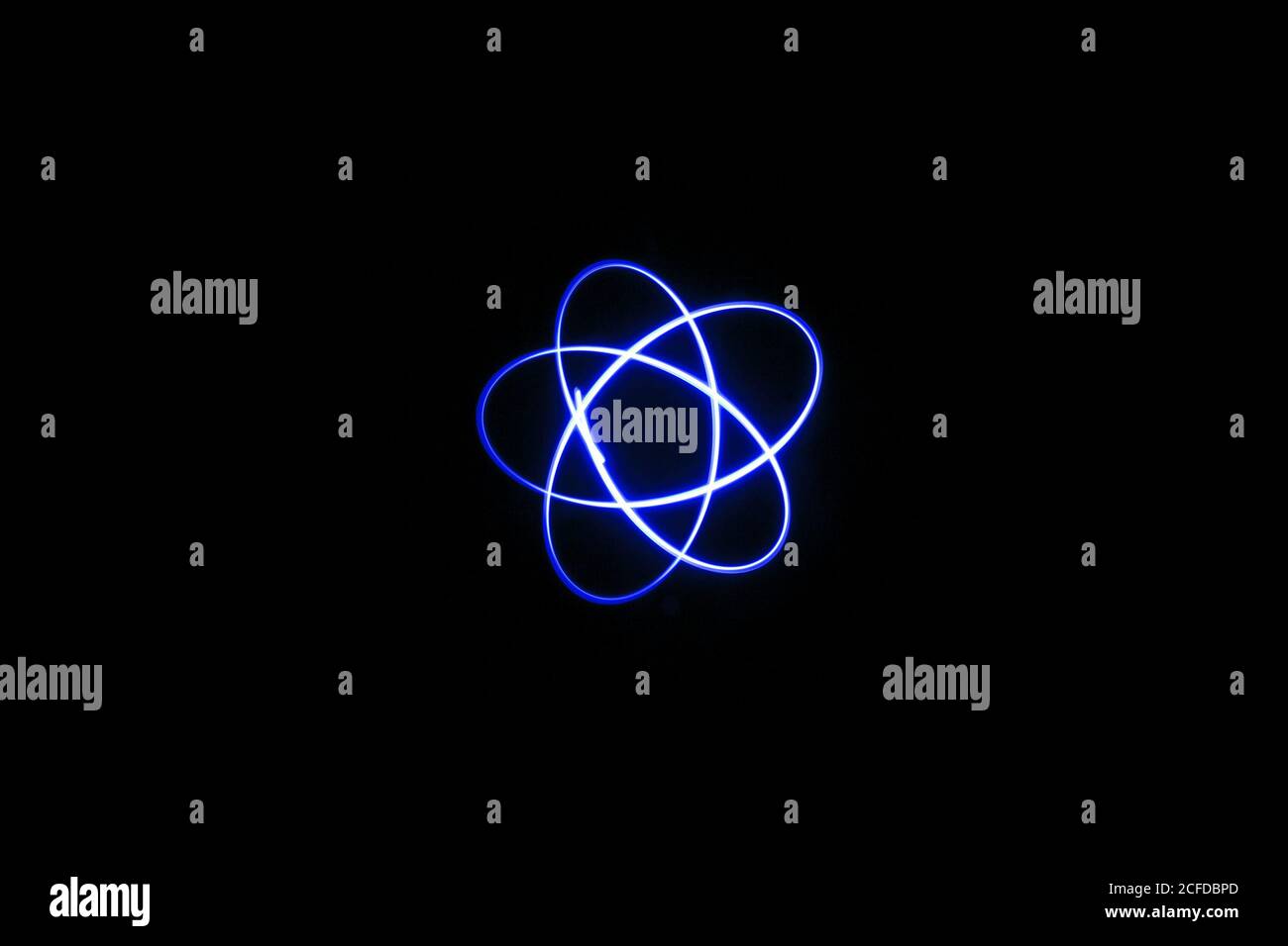 pittura a luce mista, esposizione lunga, increspature e onde su sfondo nero Foto Stock