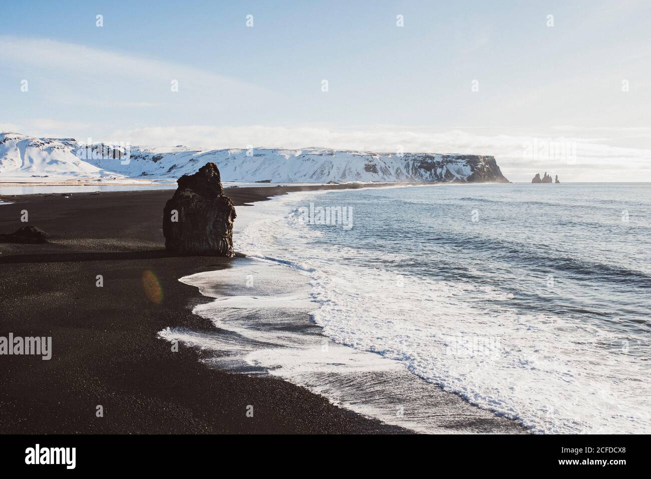 Spiaggia di lava nera di Reynisfjara con roccia autonoma a Capo Di Dyrhólaey in inverno Foto Stock