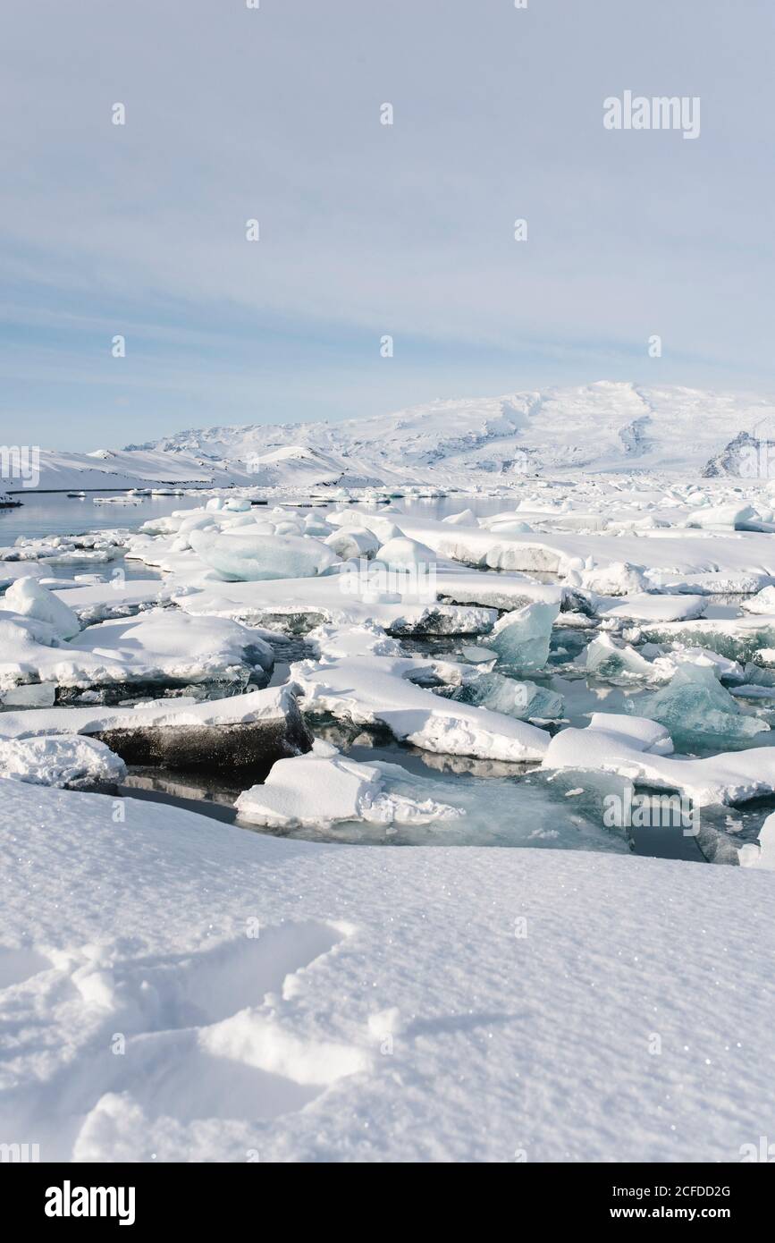Galleggianti di ghiaccio galleggiano su Jokulsarlon, Islanda in inverno Foto Stock