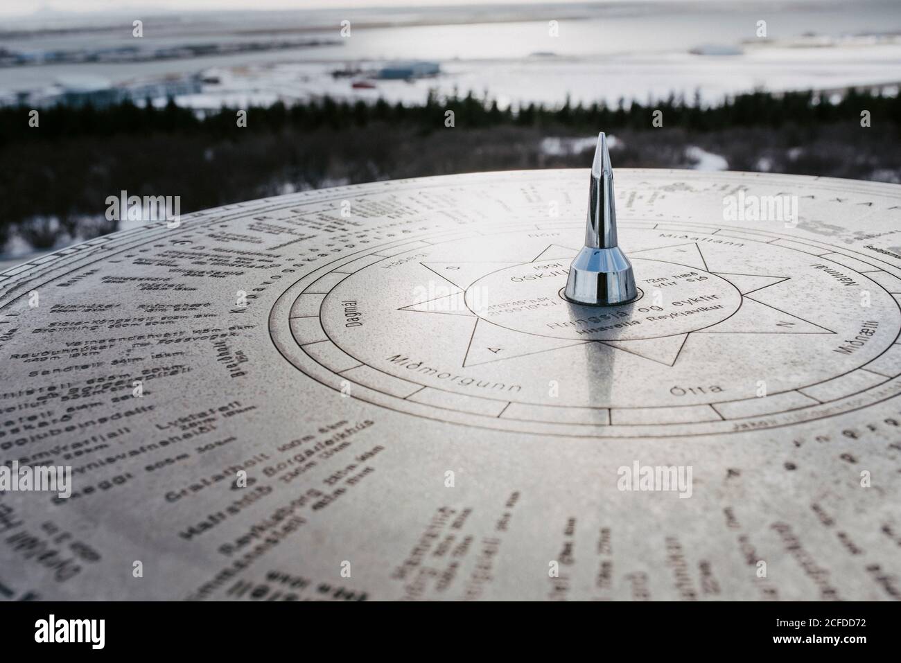 Bussola del sole, vista su Reykjavik sul tetto di Perlan, Islanda in inverno Foto Stock