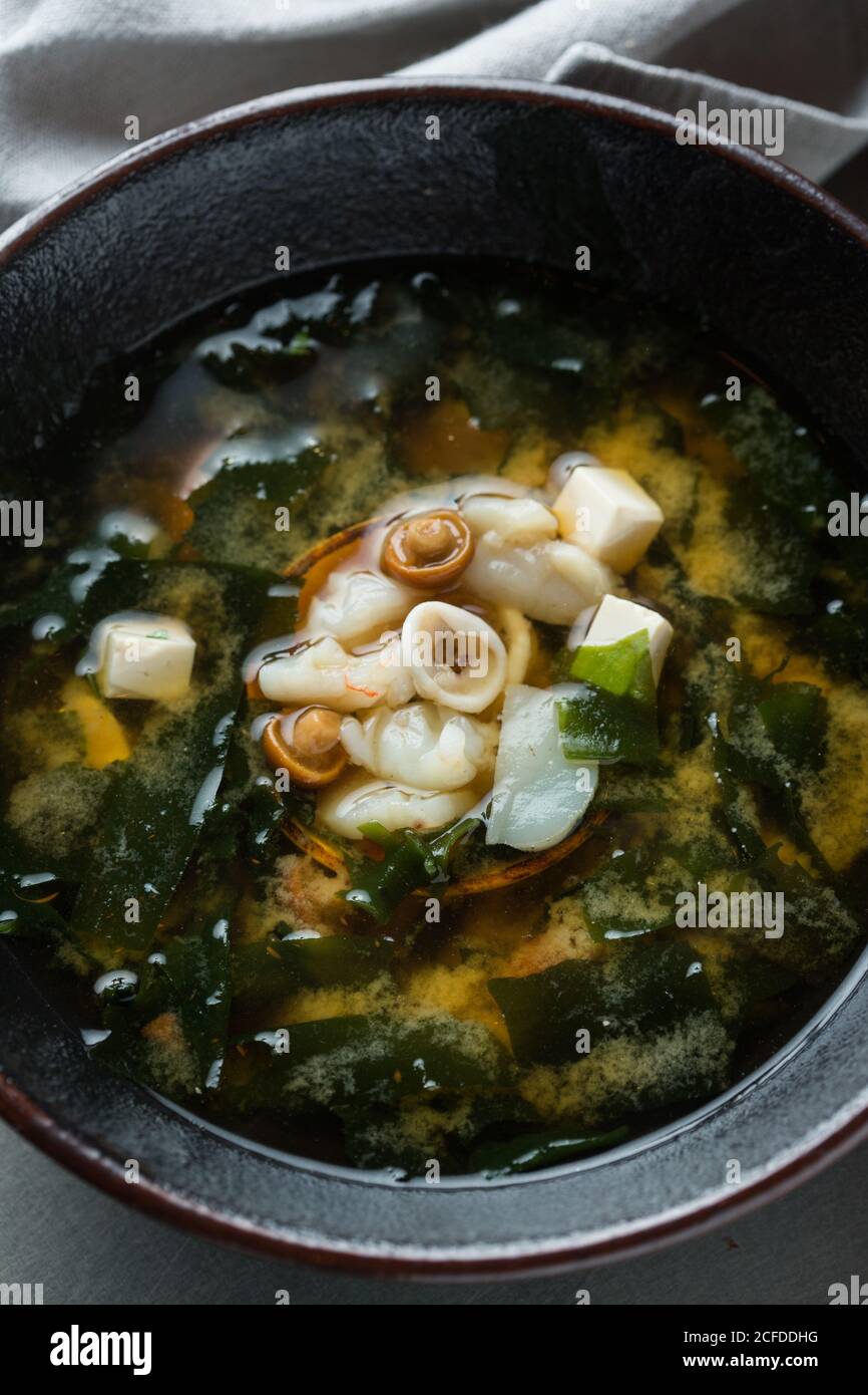 Da sopra ciotola di deliziosa zuppa gnocchi con tofu e. funghi messi a tavola nel ristorante Foto Stock