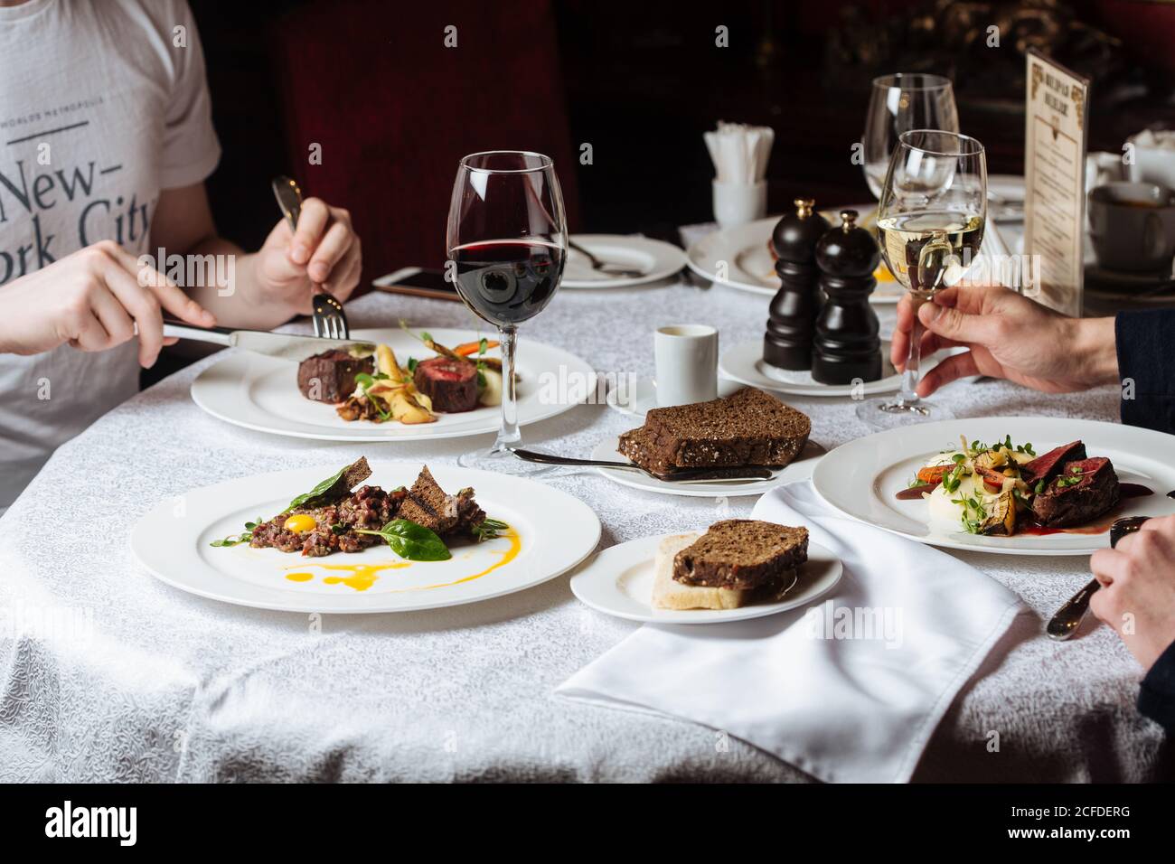 Uomini che cenano in un ristorante di lusso Foto Stock