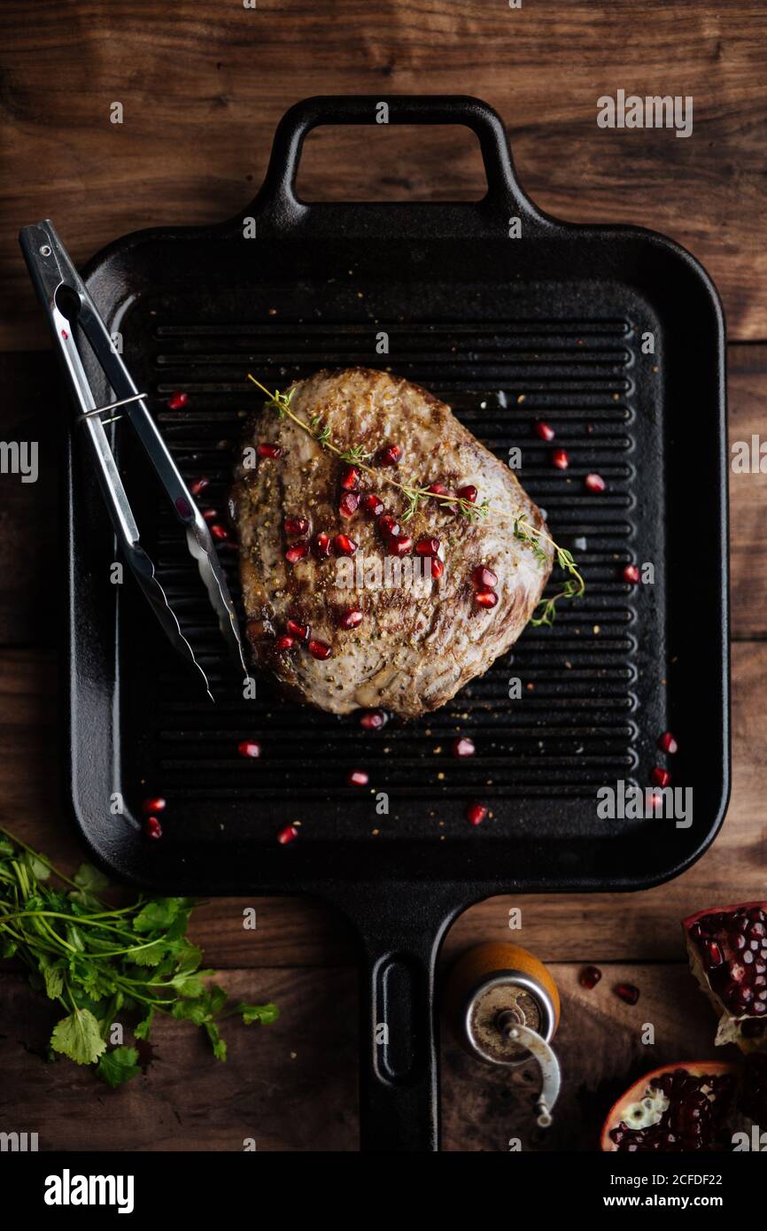 Bistecca con erbe e melograno Foto Stock