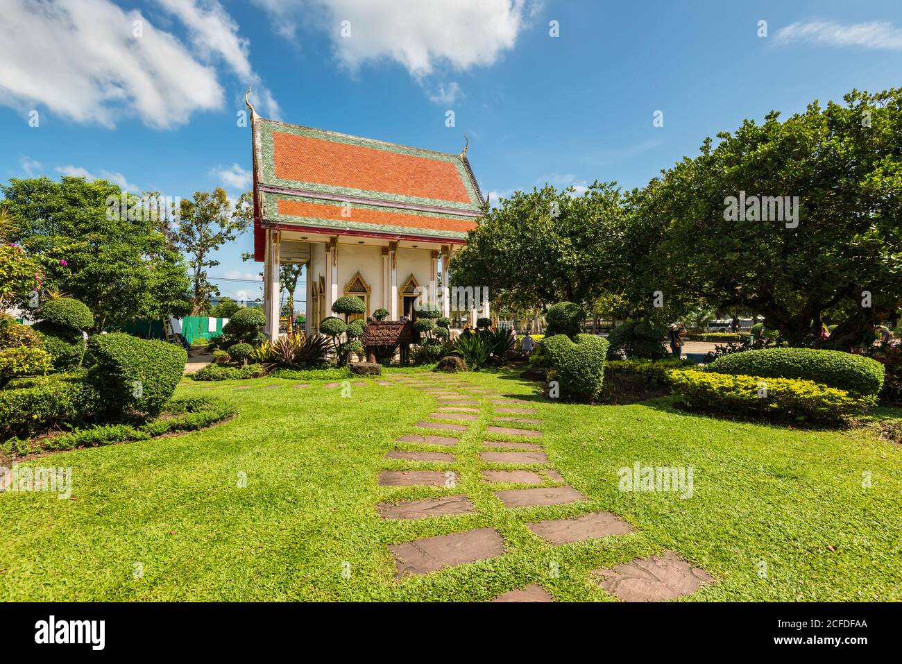 Phuket, Thailandia - 29 novembre 2019: Bellissimo giardino verde e edificio sul territorio del tempio buddista Wat Chalong - famose attrazioni e. Foto Stock