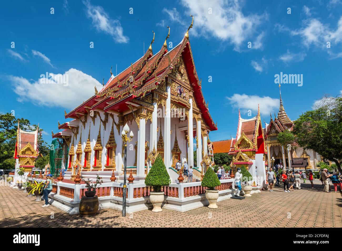 Phuket, Thailandia - 29 novembre 2019: Vista del tempio di Wat Chalong - famose attrazioni e luogo di culto nella provincia di Phuket, Thailandia. Foto Stock